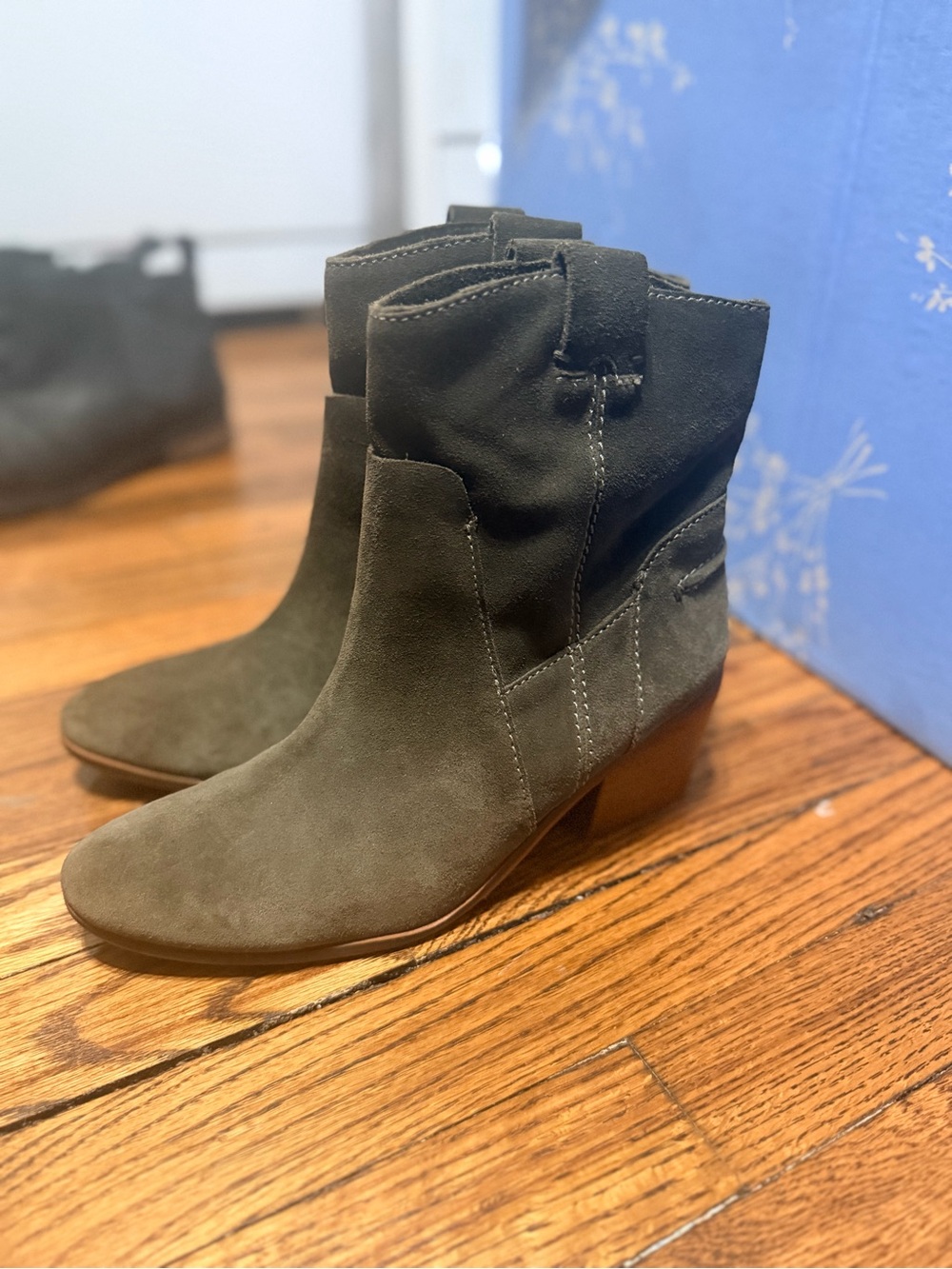 Vince Camuto Women’s 9.5 green  Suede Western Ankle Boots Block Heel